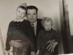 Петр Федорович с внуками