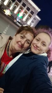 Любовь Николаевна с внучкой СофиейЗакутняя (Анипко) Любовь Николаевна родилась 1.09.1958 года в городе Джамбул. После окончания средней школы поступила в Академию Транспорта и Коммуникаций в городе Алма- Ате. После окончания Академии всю жизнь проработала ведущим бухгалтером. В настоящее время на пенсии.