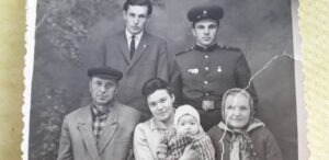Юрий Григорьевич со своей семьей после прохождения службы в Виннице