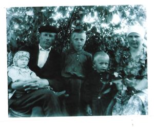 молодые Иван и Екатерина с детьми 